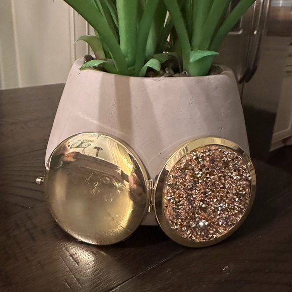 NEW!! Glam Compact Mirror - Picture 3 of 13